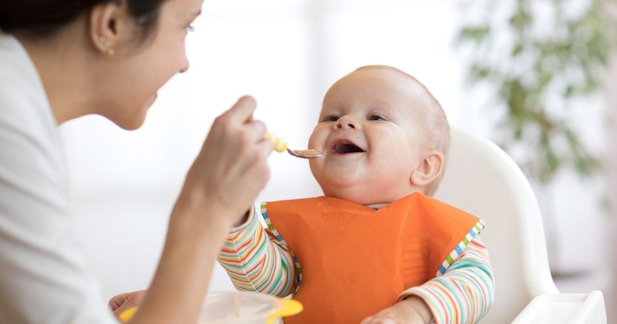 madre alimentando a hijo con dieta para bebé con aplv